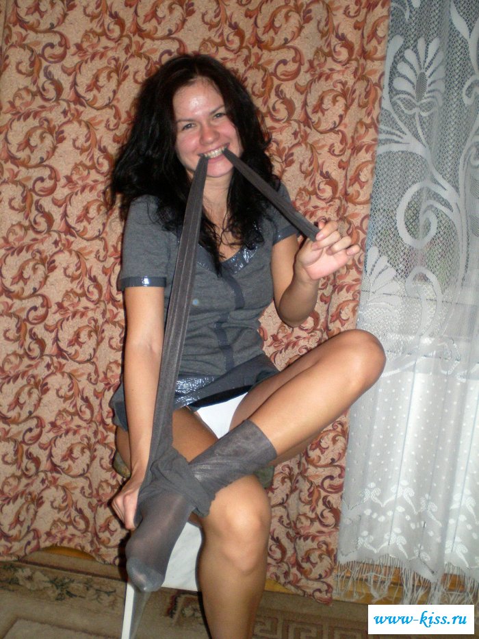 Раздетая чикса в общаге показывает сиськи