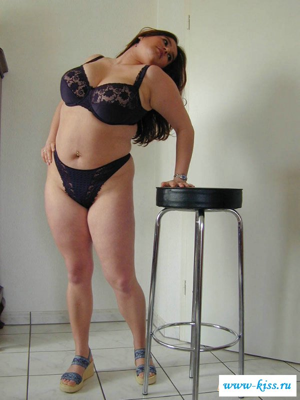 Обнаженная мадмуазель сексуально трясет титьками