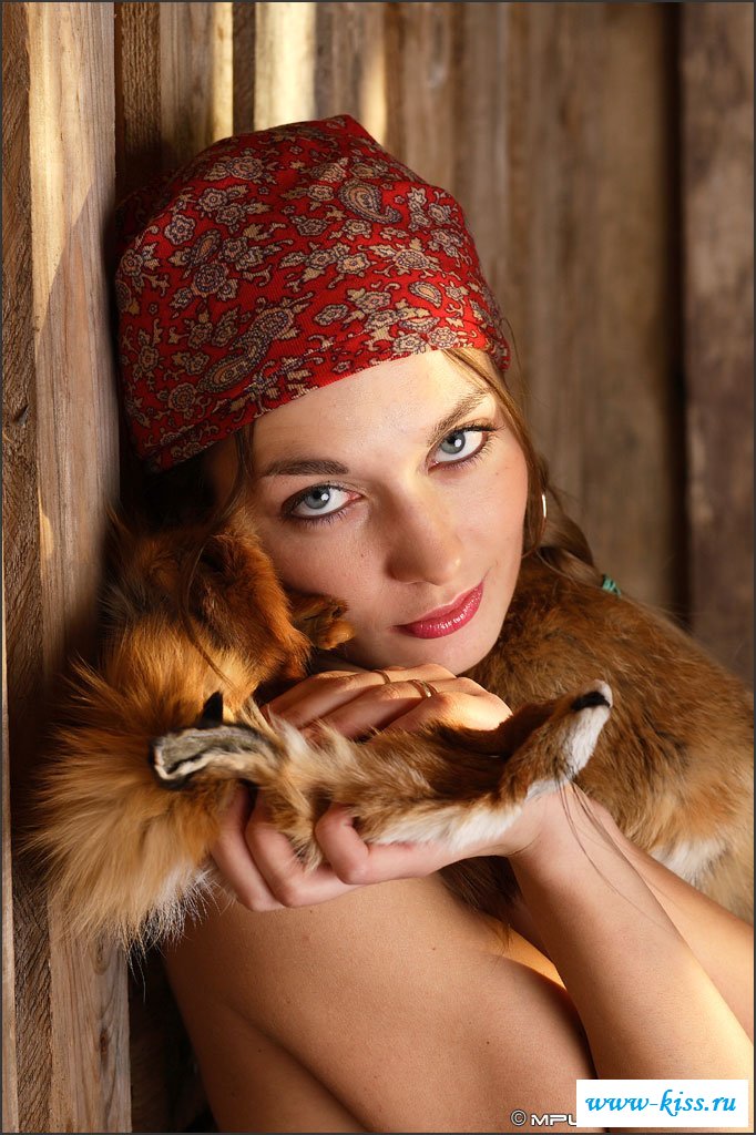 Пошлая баба смело зажигает в эротике