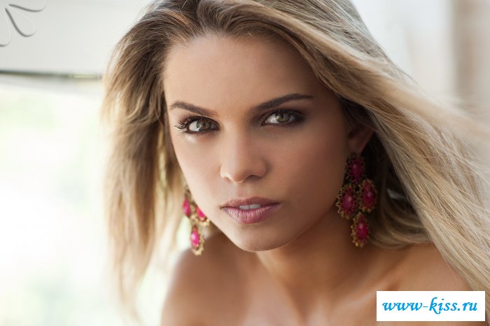 Раздетая кокетка не даст себя забыть