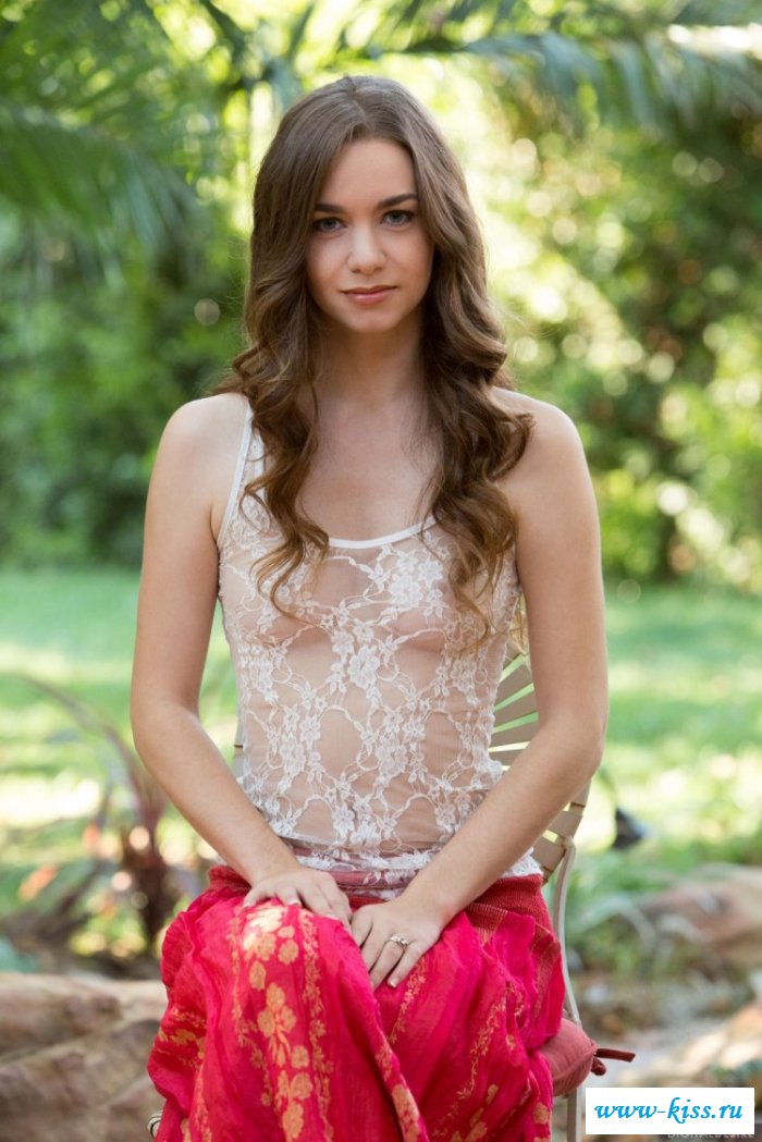 Обнаженная красавица хулиганит на открытом воздухе