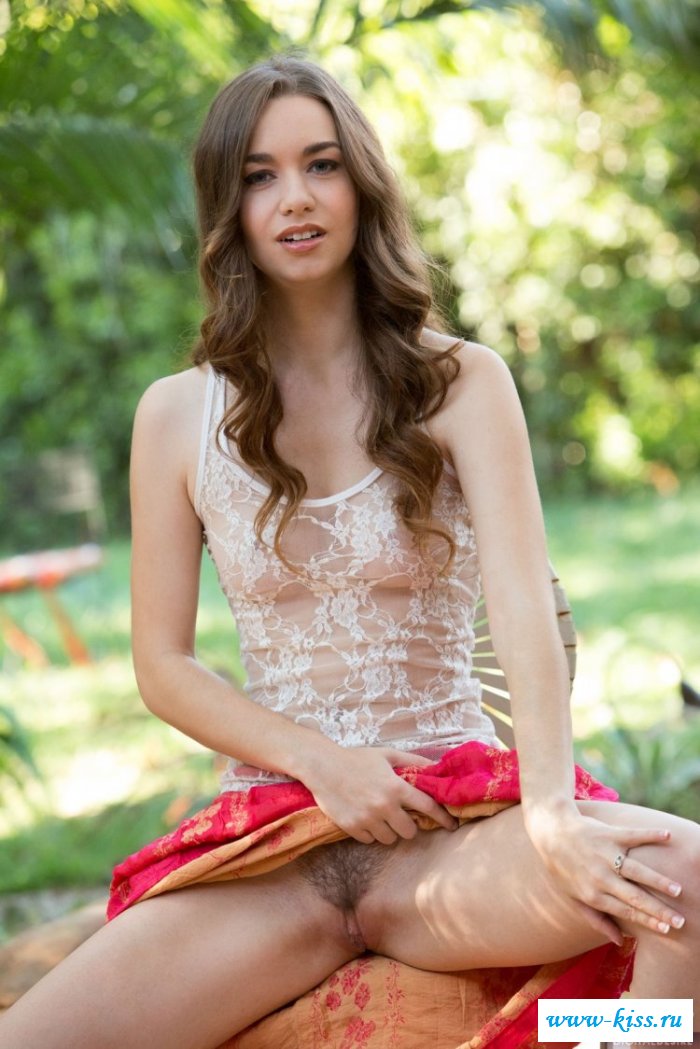 Обнаженная красавица хулиганит на открытом воздухе