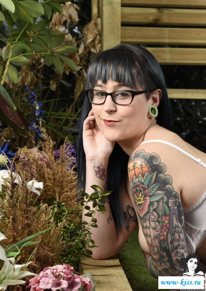 Зрелая женщина шалит с голыми титьками