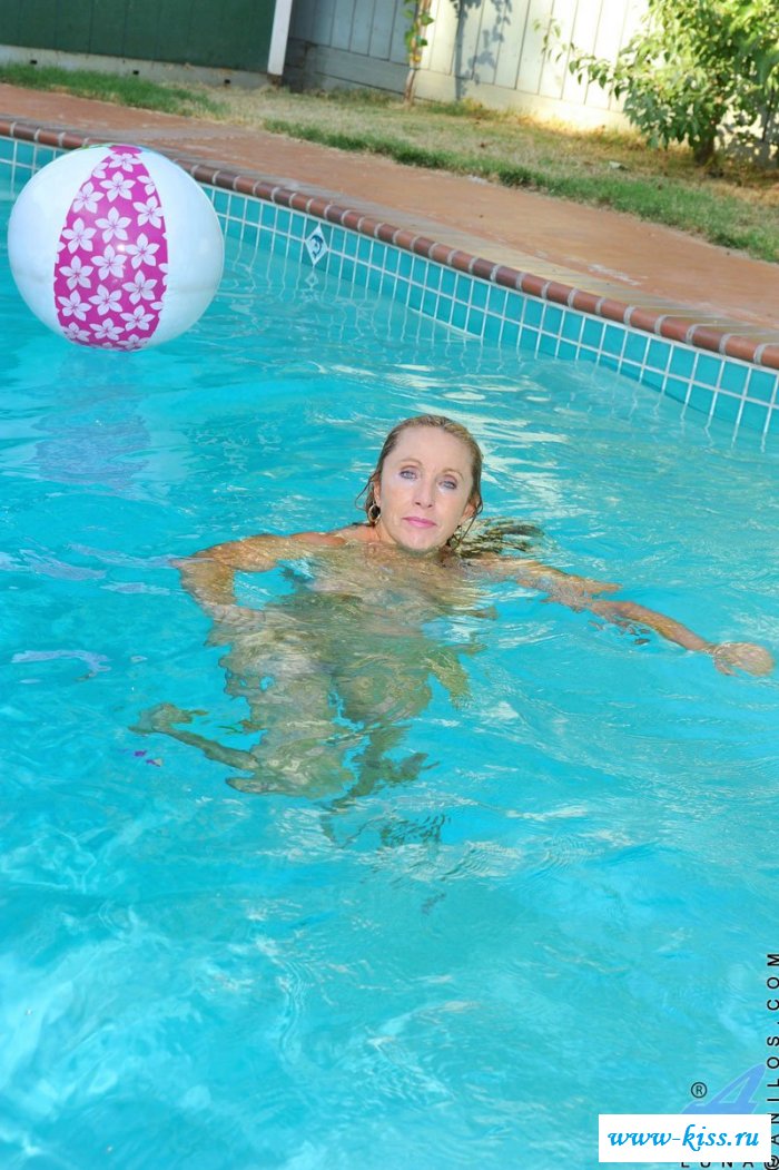 Взрослая красоточка максимально откровенна в эротике