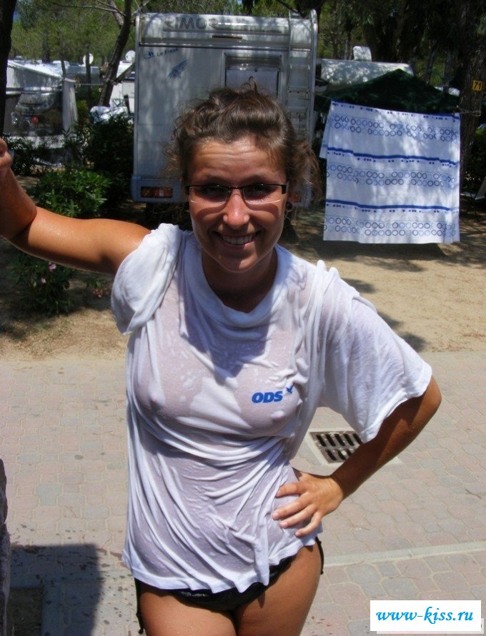 Сексапильная хулиганка на улице всегда раздетая