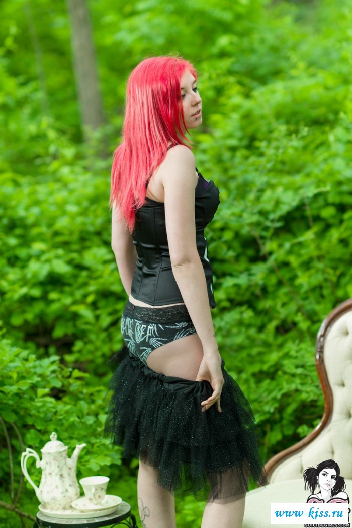 Прекрасная неформалка с обнаженными сиськами