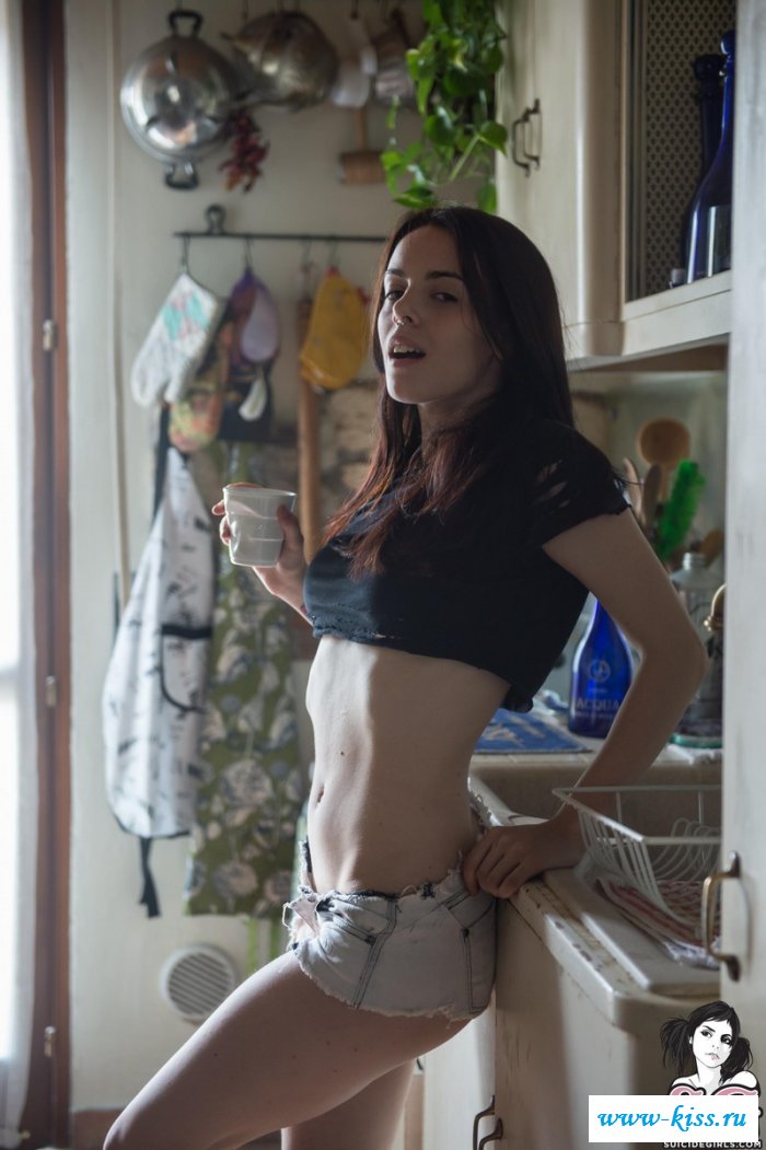 Обнаженная красопеточка сводит мужчин с ума