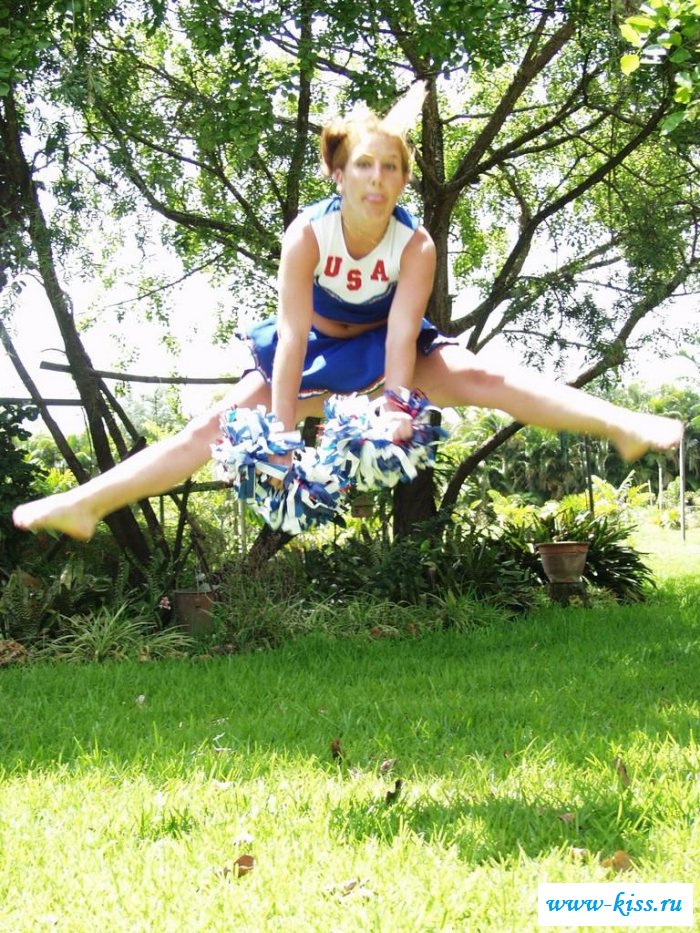 Голая черлидерша возбуждается и позирует