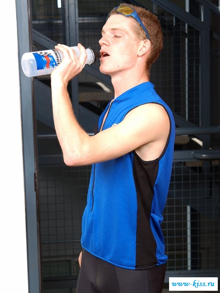 Раздетый чувак полон страсти и огня