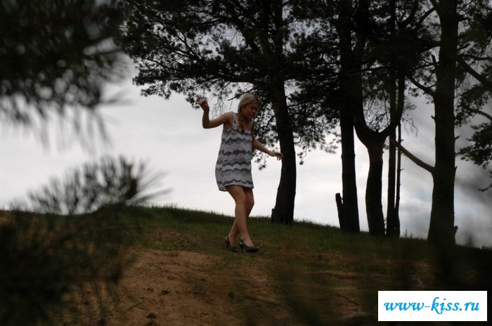 Писающая девушка обнажается и откровенничает