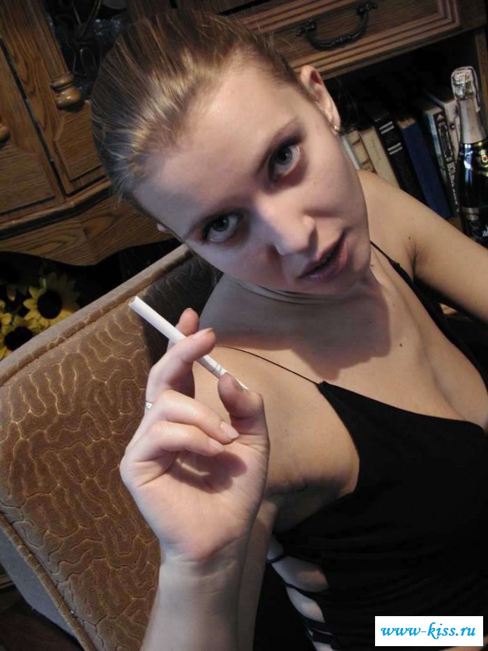 Эротичная особа решилась на откровенное позирование