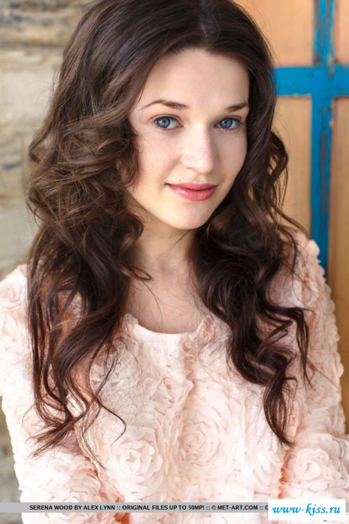 Очаровательная женщина соблазняет голыми сиськами