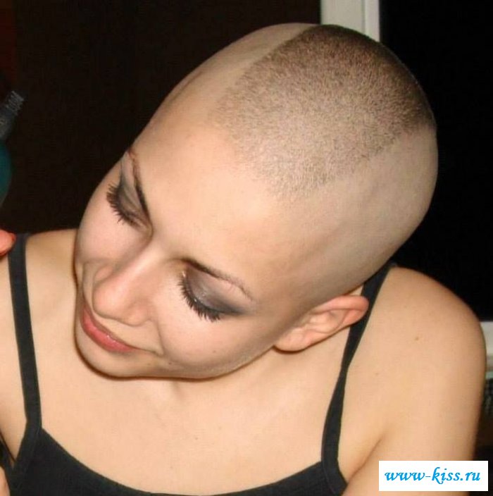 Раздетые барышни откровенно позируют