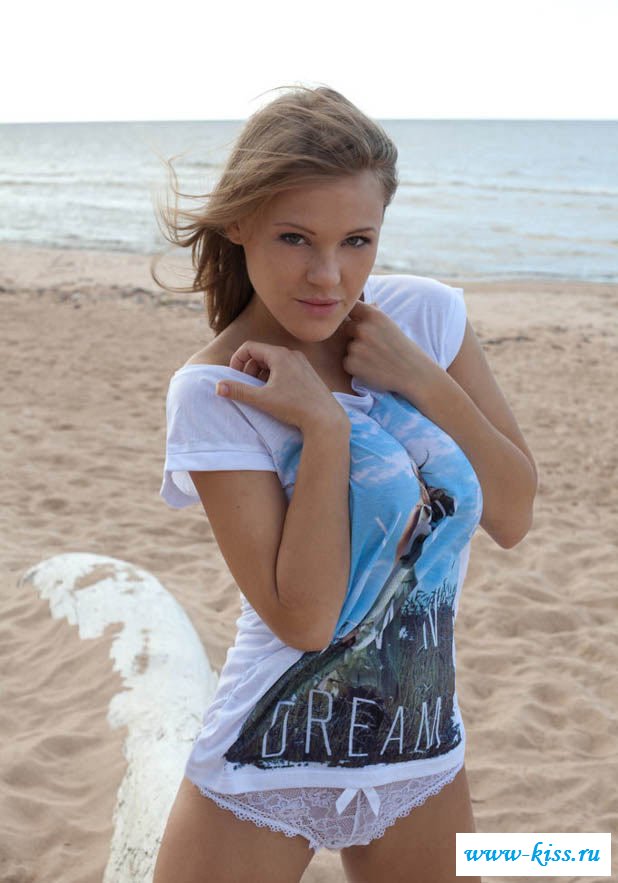 Красивая девушка резвится с обнаженными дойками 