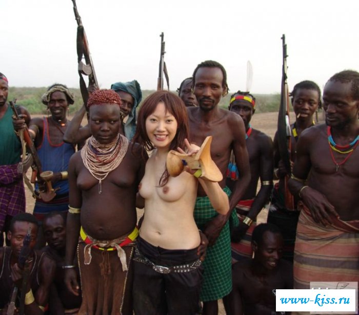 Раздетые девушки с подругами соплеменницами