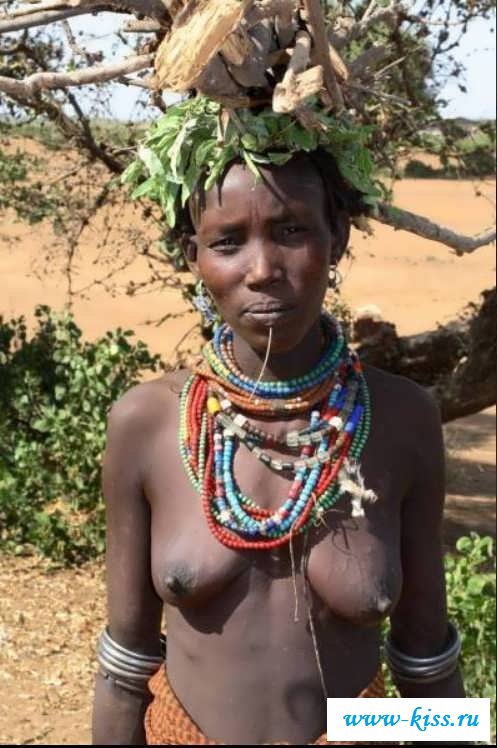 Обнаженные девушки с украшениями на шее