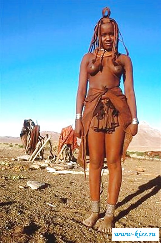 Красивые сучки демонстрируют голые титьки