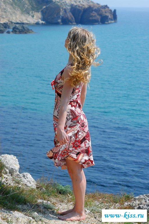 Прекрасная девушка как картинка с обнаженной грудью