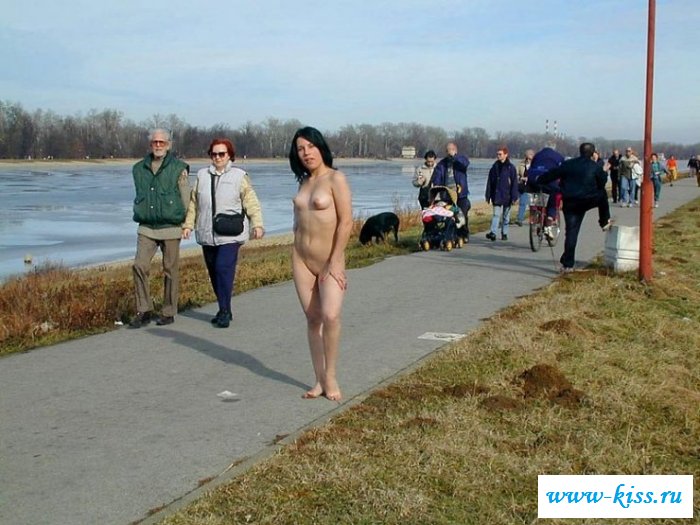 Обнаженная эксгибиционистка прогуливается по улицам