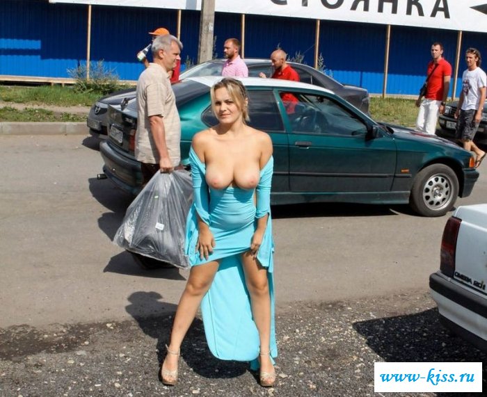 Девушка разделась и выставила сиськи