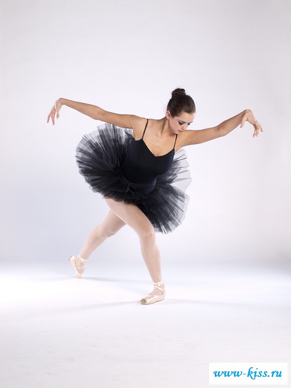 Сексуальная балерина сверкает писькой