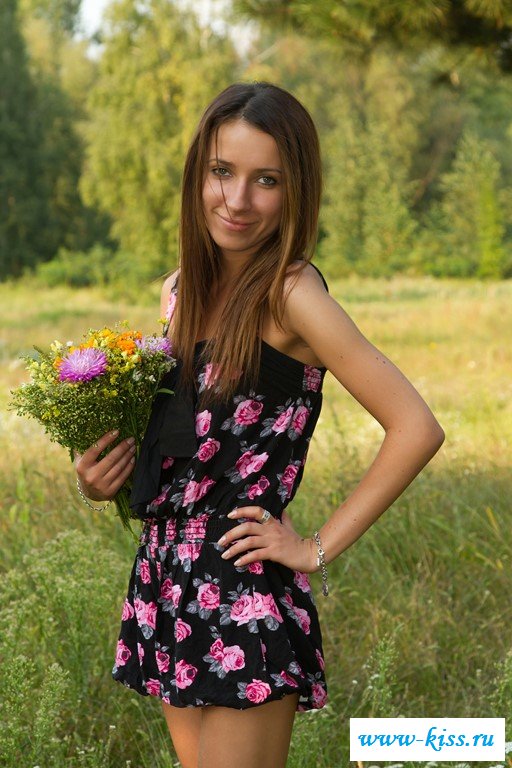 Раздетая девушка гуляет по полю красивыми ляжками