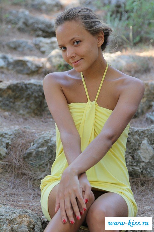 Эротика от красивой телки в лесу