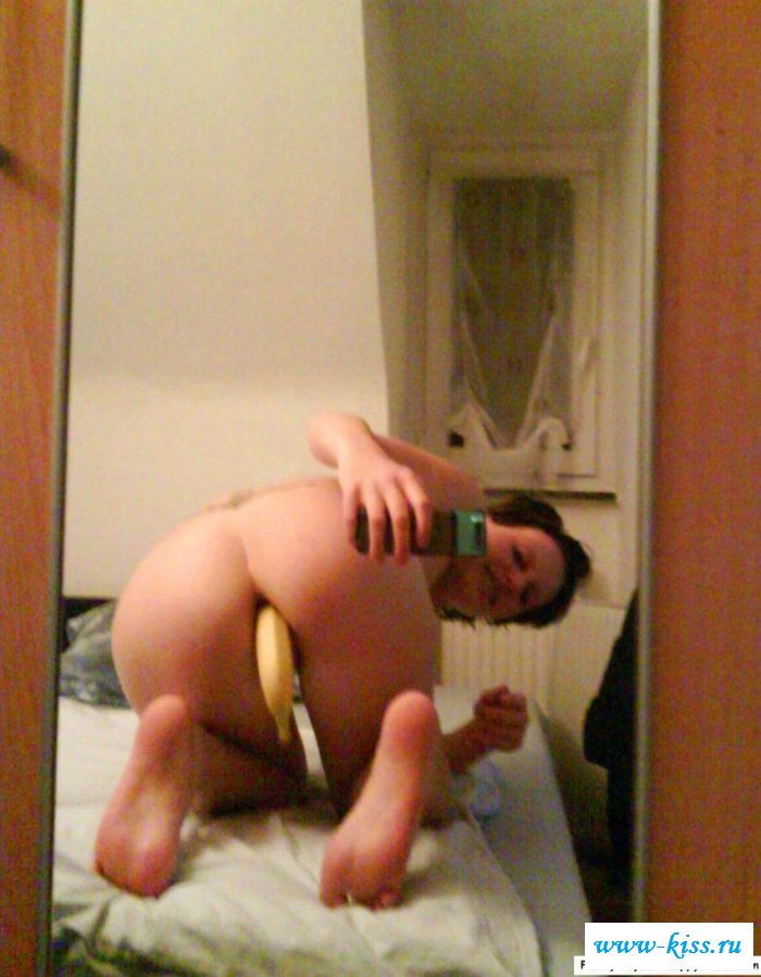 Селфи голой девушки с бананом в пилотке