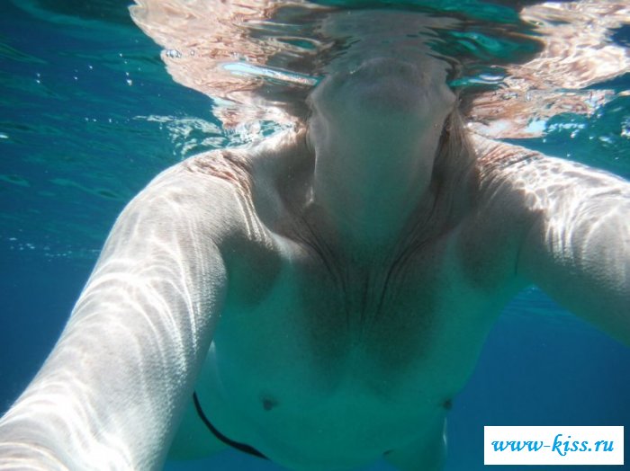 Раздетая женщина под водой