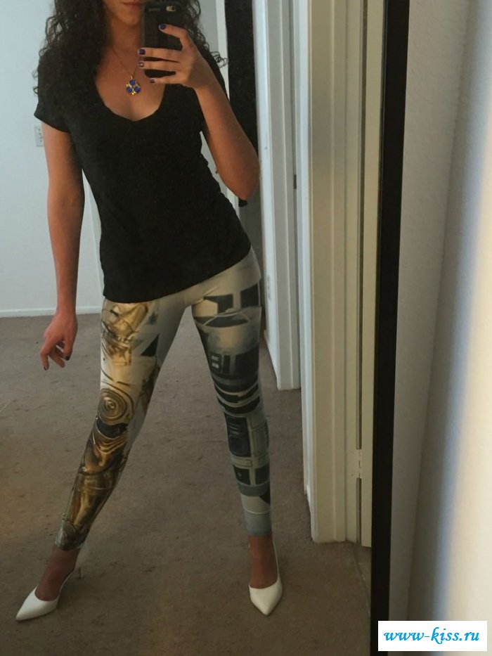 Эротичная красотка оголила ножки