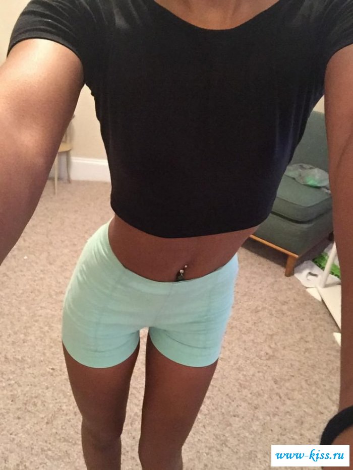Жопастая девушка с голыми сиськами