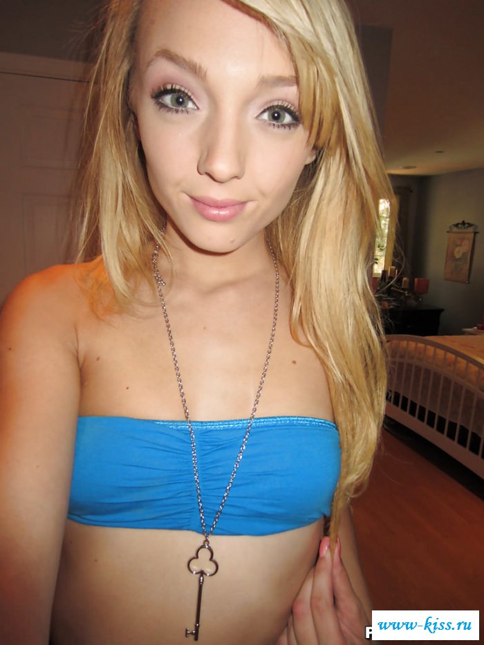 Миленькая спортсменка начинает раздеваться