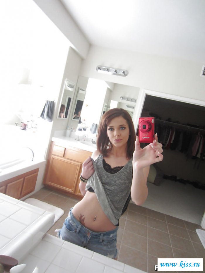 Эротическое селфи от игривой девицы