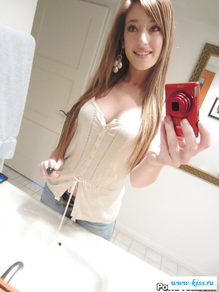 Симпатичная телочка с голенькими сиськами