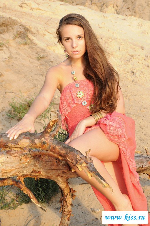 Обнаженная красавица на природе