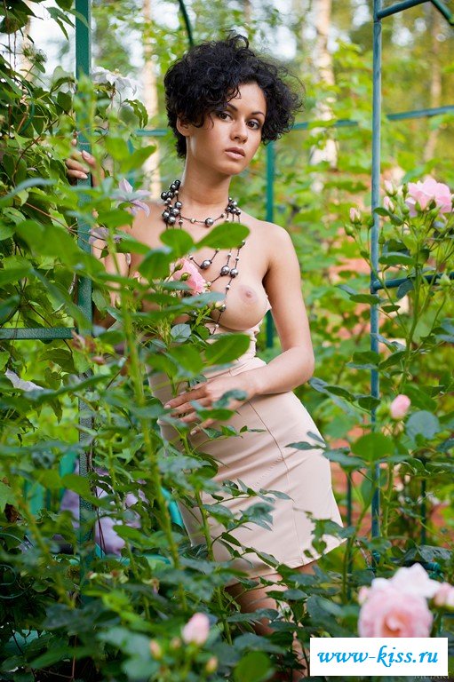 Эффектная женщина с голыми буферами