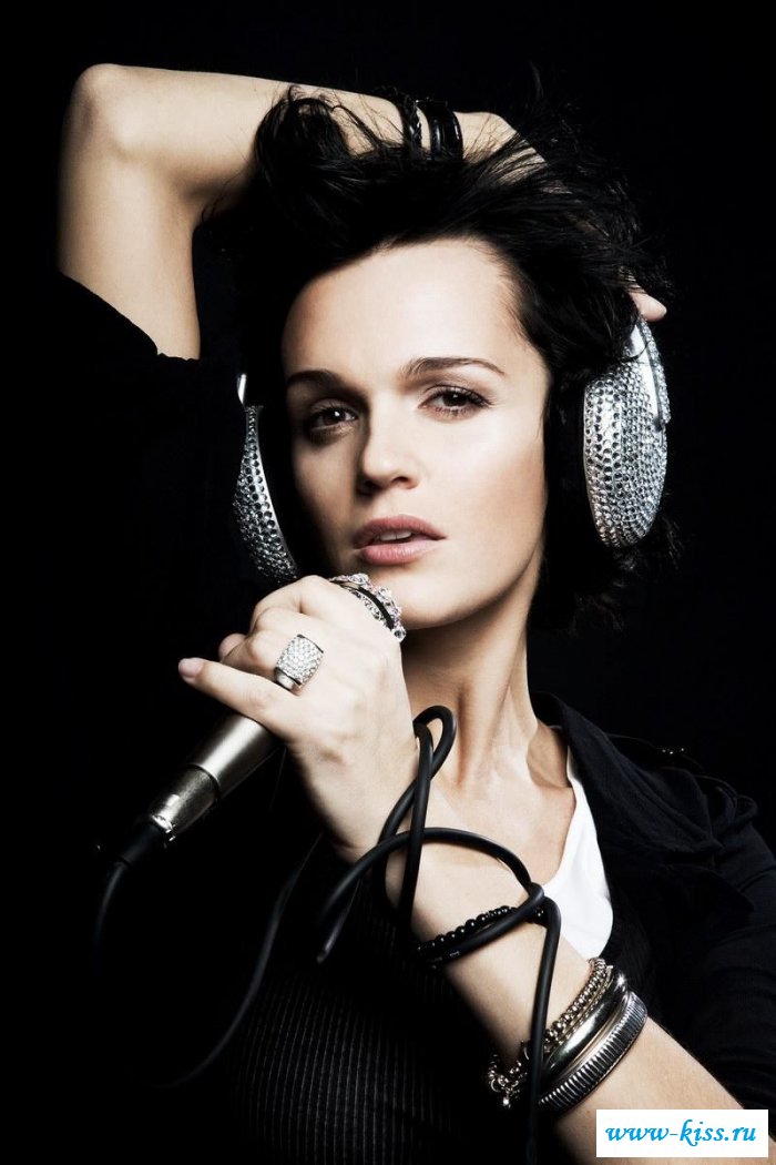 Обнаженная певица Слава полна страсти