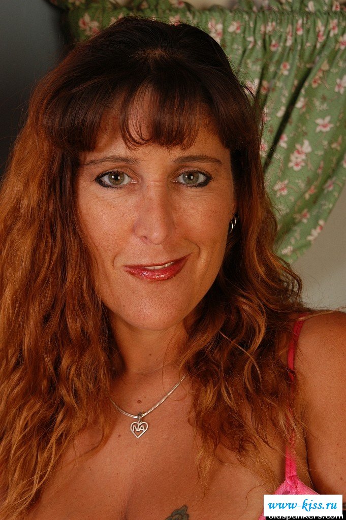 Голая домохозяйка снимает белье на кухне