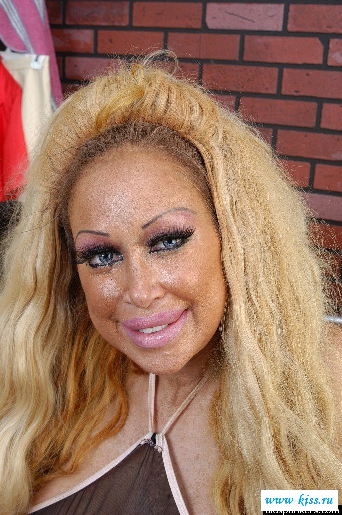 Голая жертва пластических операций с огромными грудями