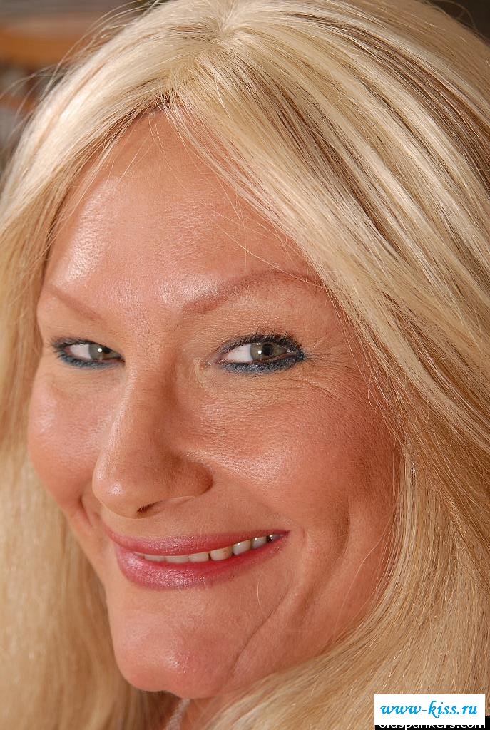 гола женщина пенсионерка с широкими плечами