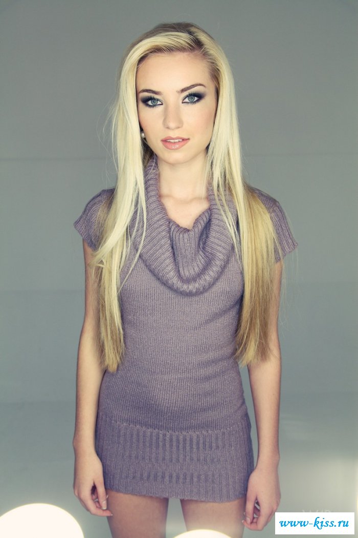 Голая девица без трусов с потрепанной пилоткой (21 фото эротики)