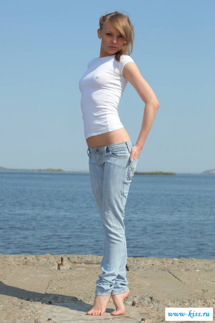 Небольшие сиси раздетой девки в брюках на пирсе (20 фото эротики)