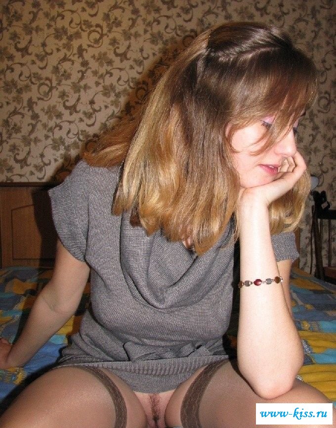 Обнаженная телочка думает о удовольствиях и возбуждается