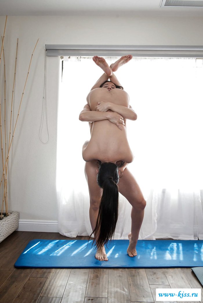 Раздетые подруги устроили шоу в пустой комнате (59 фото)