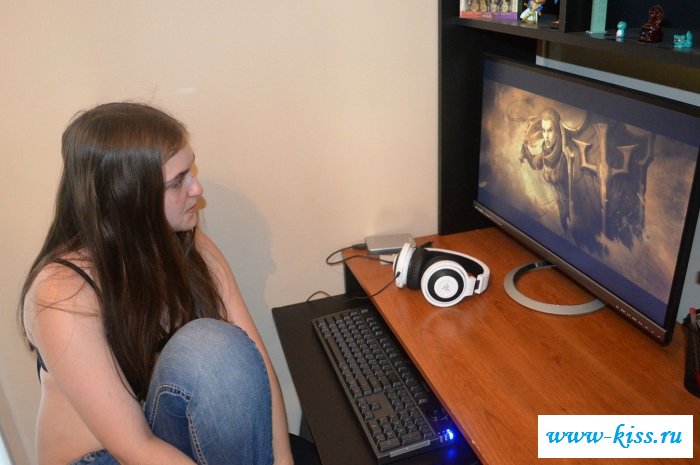 Эротика девицы за игрой с побритой пилоткой (16 фото)