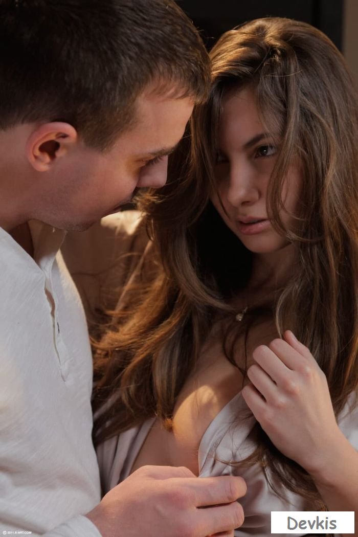 Интимная близость с обнаженной девкой у камина