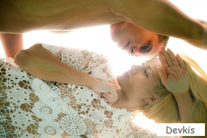 Ебет телку на стекле