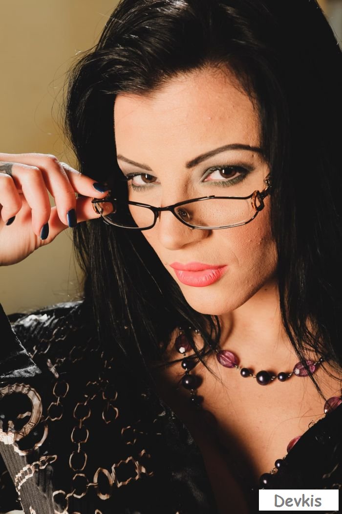 Секс секретарши с шефом в офисе