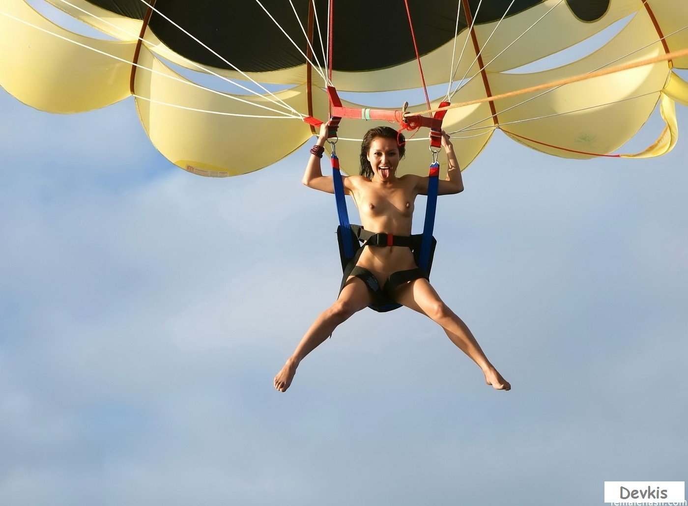 1-ая в мире очаровательная женщина парашютистка на фото