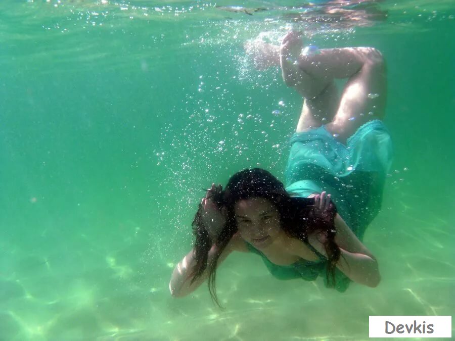 Девушка в воде 18. Девушка в воде. Девушка под водой. Фотосессия под водой. Девушка плавает.